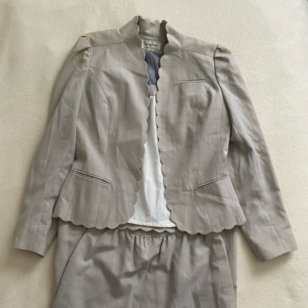 DONATED Vintage 3 pc suit with scalloped blazer size 4